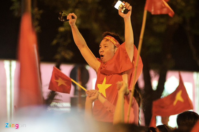 Video - Ảnh: Người Sài Gòn, Hà Nội mừng chiến thắng 2-1 của tuyển Việt Nam