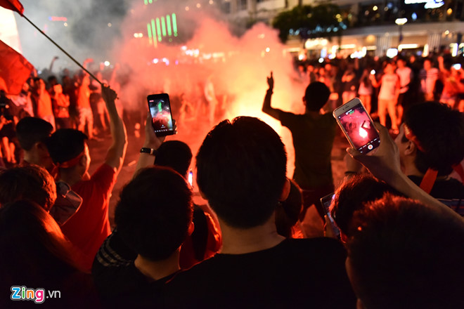 Video - Ảnh: Người Sài Gòn, Hà Nội mừng chiến thắng 2-1 của tuyển Việt Nam