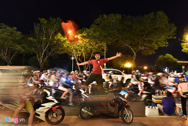 Video - Ảnh: Người Sài Gòn, Hà Nội mừng chiến thắng 2-1 của tuyển Việt Nam