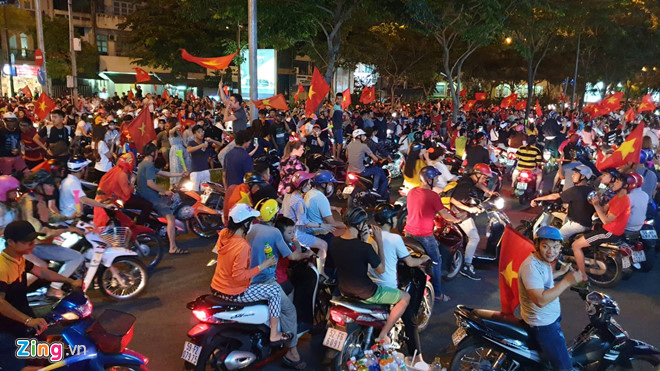 Video - Ảnh: Người Sài Gòn, Hà Nội mừng chiến thắng 2-1 của tuyển Việt Nam