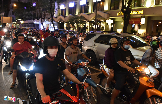 Video - Ảnh: Người Sài Gòn, Hà Nội mừng chiến thắng 2-1 của tuyển Việt Nam