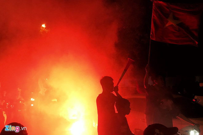 Video - Ảnh: Người Sài Gòn, Hà Nội mừng chiến thắng 2-1 của tuyển Việt Nam