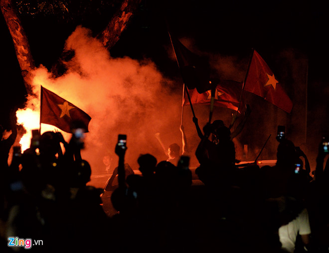 Video - Ảnh: Người Sài Gòn, Hà Nội mừng chiến thắng 2-1 của tuyển Việt Nam