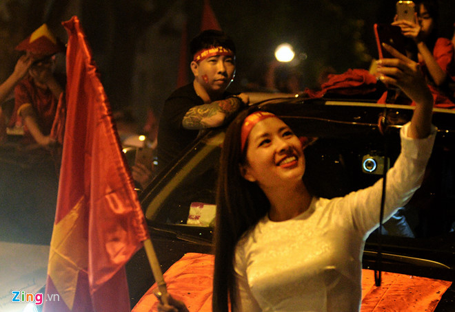 Video - Ảnh: Người Sài Gòn, Hà Nội mừng chiến thắng 2-1 của tuyển Việt Nam