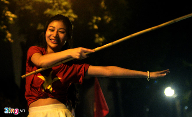 Video - Ảnh: Người Sài Gòn, Hà Nội mừng chiến thắng 2-1 của tuyển Việt Nam