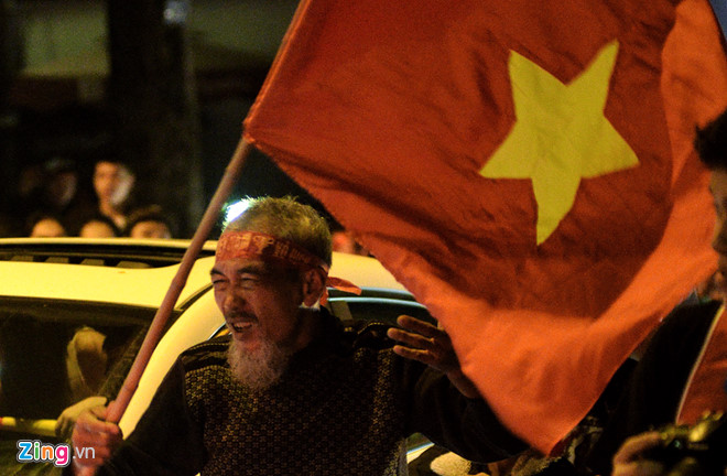 Video - Ảnh: Người Sài Gòn, Hà Nội mừng chiến thắng 2-1 của tuyển Việt Nam