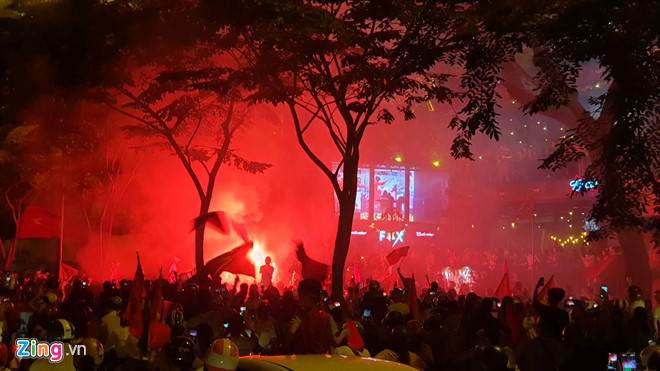 Video - Ảnh: Người Sài Gòn, Hà Nội mừng chiến thắng 2-1 của tuyển Việt Nam