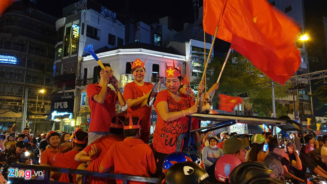 Video - Ảnh: Người Sài Gòn, Hà Nội mừng chiến thắng 2-1 của tuyển Việt Nam