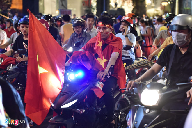 Video - Ảnh: Người Sài Gòn, Hà Nội mừng chiến thắng 2-1 của tuyển Việt Nam