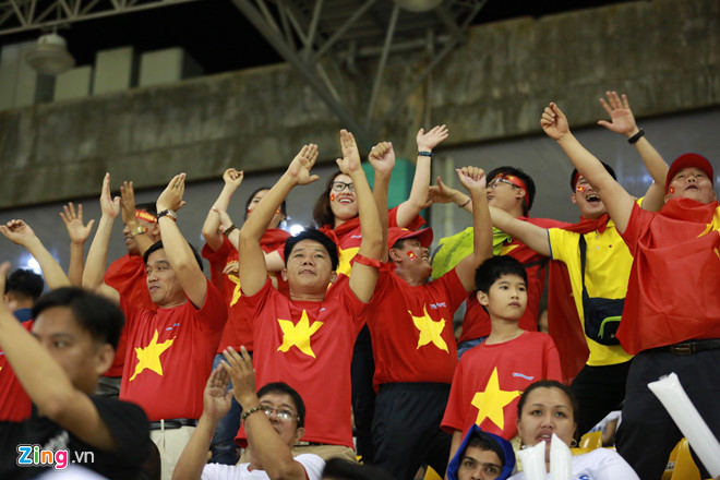 Video - Ảnh: Người Sài Gòn, Hà Nội mừng chiến thắng 2-1 của tuyển Việt Nam