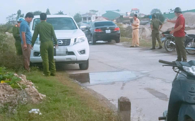 Phá cửa ô tô đang nổ máy trên bờ đê sông Hồng phát hiện thi thể Thượng uý công an