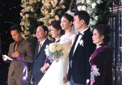 Khách mời xem Việt Nam đá bán kết trong tiệc cưới Thanh Tú