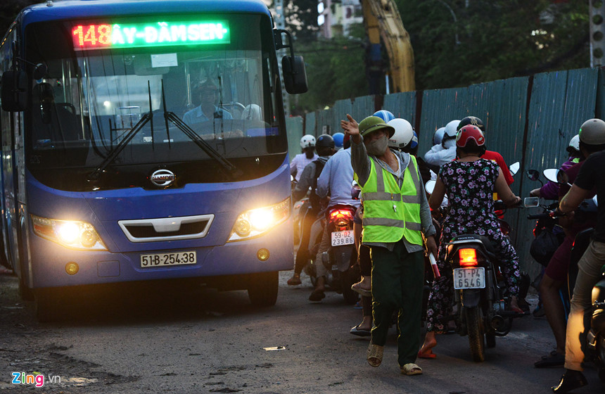 Cuối năm, lô cốt lại mọc lên khắp đường Sài Gòn