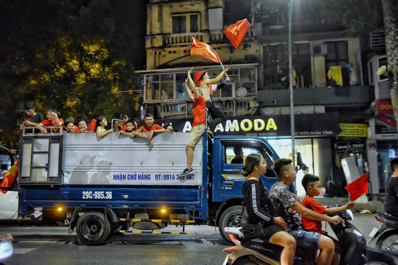 Muôn kiểu ăn mừng của người hâm mộ Hà Nội