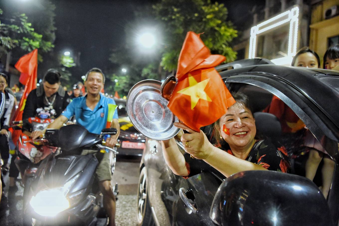 Muôn kiểu ăn mừng của người hâm mộ Hà Nội