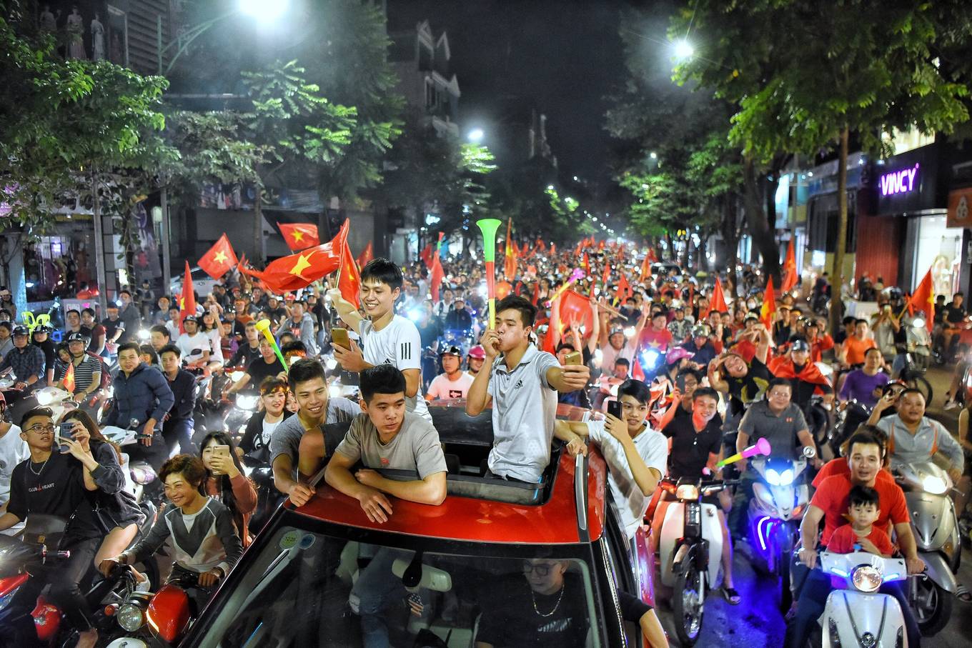 Muôn kiểu ăn mừng của người hâm mộ Hà Nội