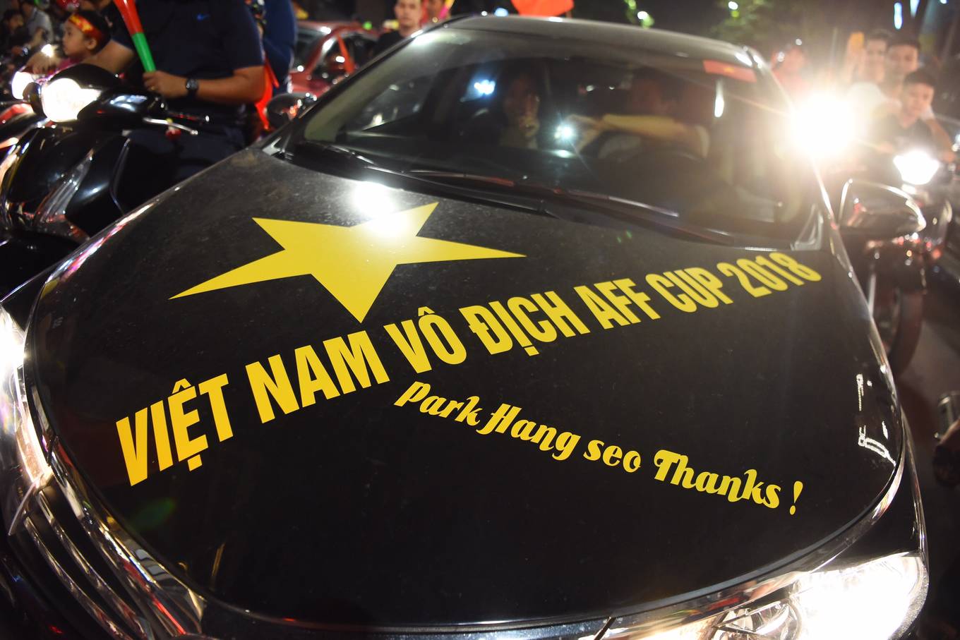 Muôn kiểu ăn mừng của người hâm mộ Hà Nội