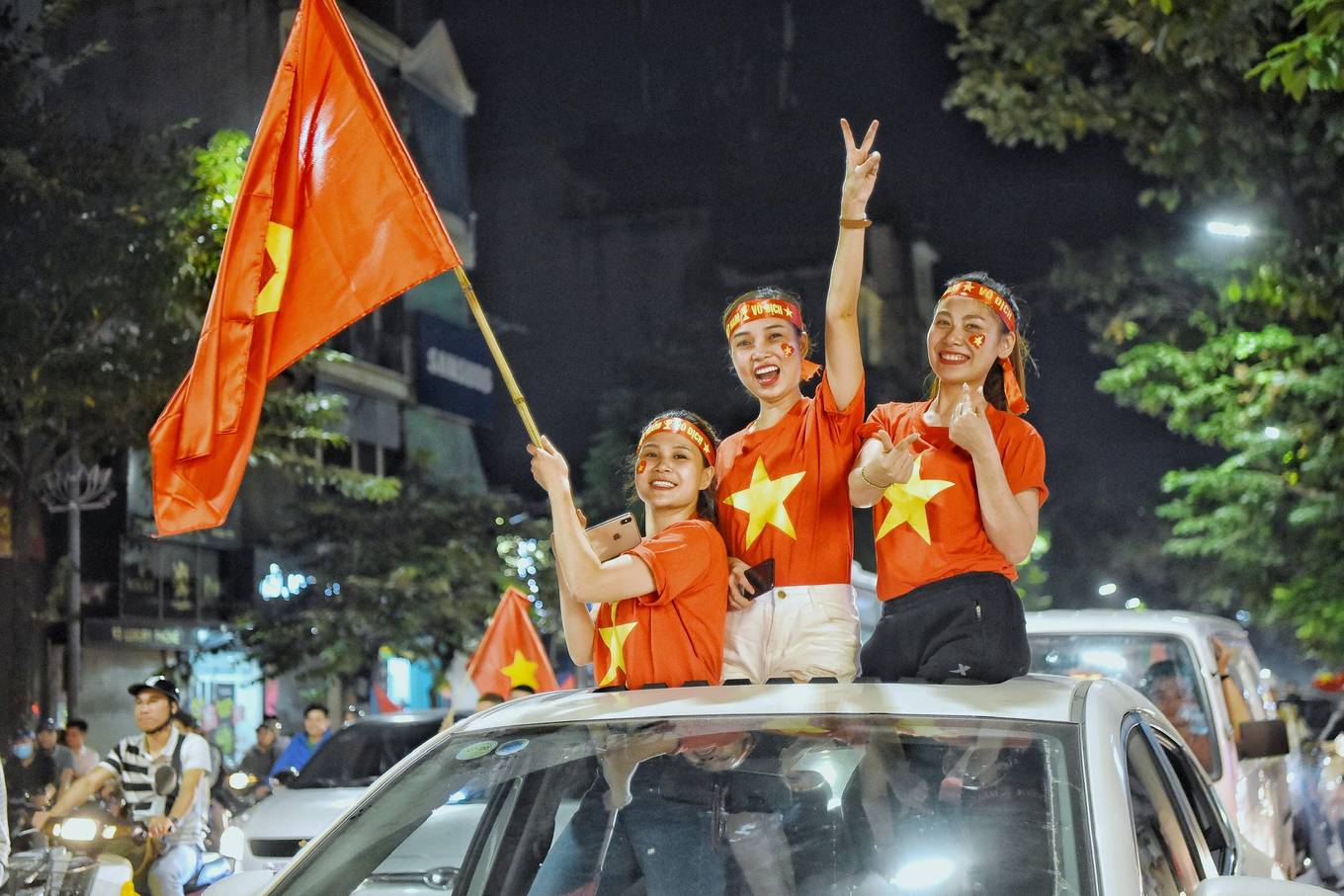 Muôn kiểu ăn mừng của người hâm mộ Hà Nội