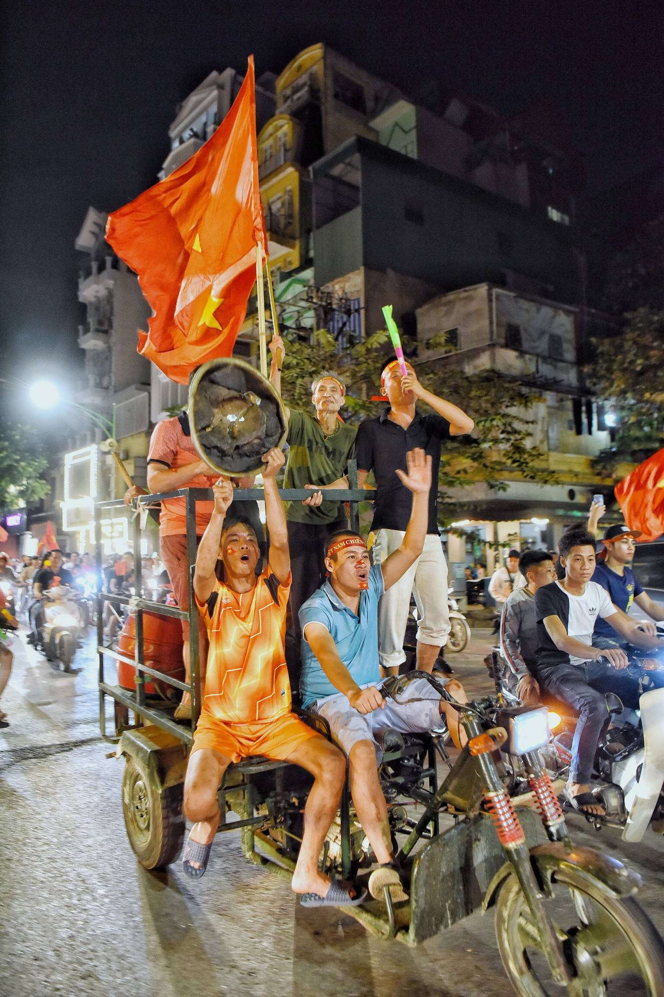 Muôn kiểu ăn mừng của người hâm mộ Hà Nội