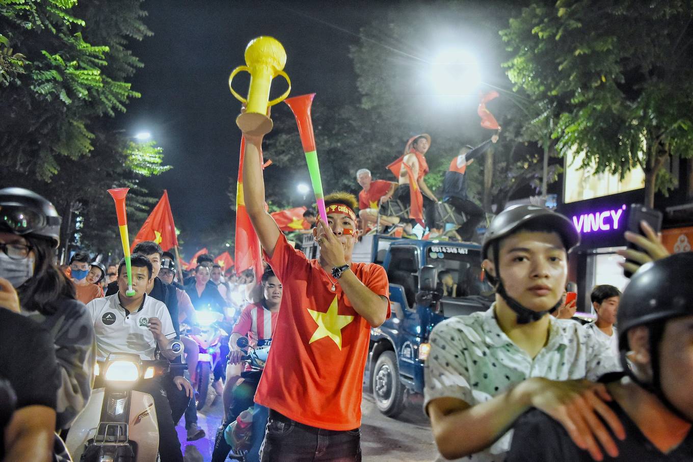 Muôn kiểu ăn mừng của người hâm mộ Hà Nội