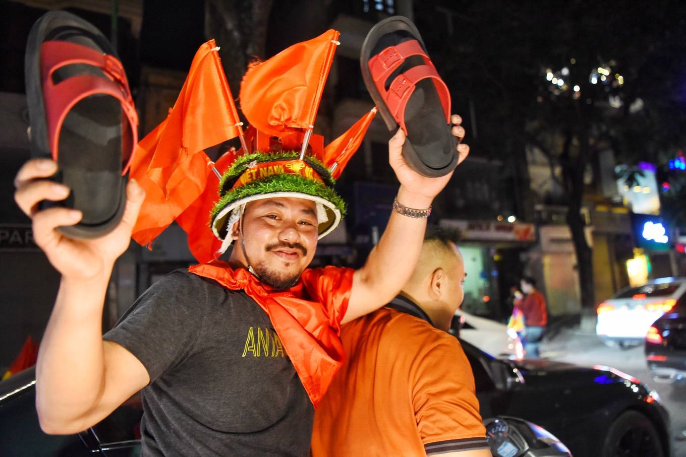 Muôn kiểu ăn mừng của người hâm mộ Hà Nội