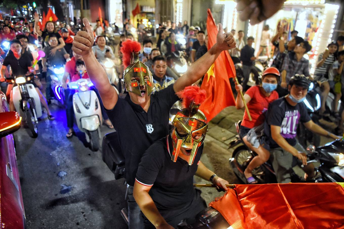 Muôn kiểu ăn mừng của người hâm mộ Hà Nội