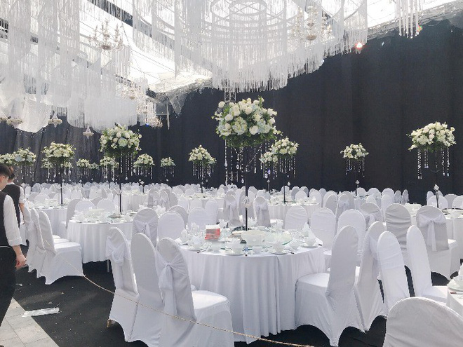 Siêu đám cưới ở Thái Nguyên trang trí hết 4 tỷ đồng với hơn 13.000 bông hoa tươi nhập khẩu thu hút nghìn người tới chụp ảnh