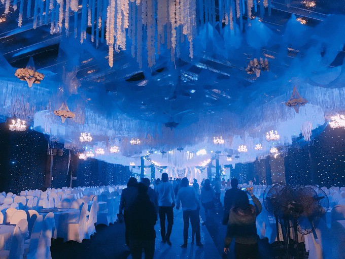 Siêu đám cưới ở Thái Nguyên trang trí hết 4 tỷ đồng với hơn 13.000 bông hoa tươi nhập khẩu thu hút nghìn người tới chụp ảnh