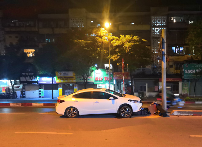 Tài xế mất tích sau khi tông gãy trụ đèn cầu vượt ở Hà Nội