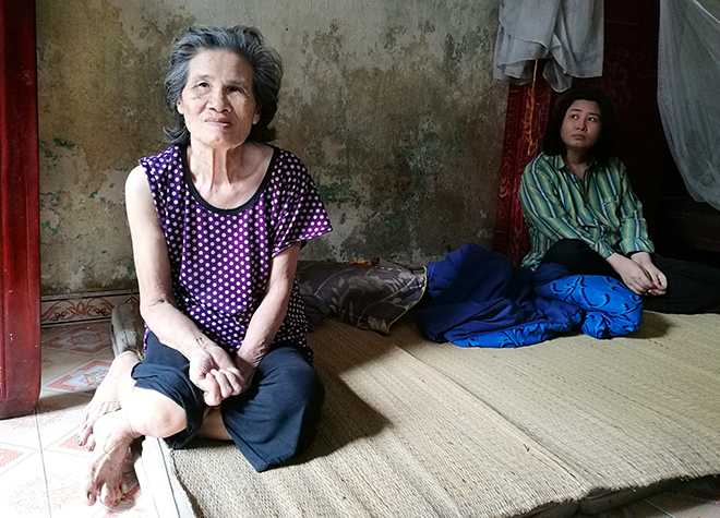 Nỗi đau cùng cực của mẹ già nhìn 10 người con lần lượt phát bệnh điên dại