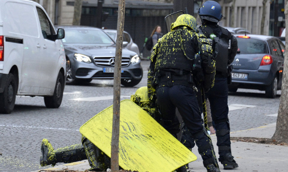 Hàng trăm người bị bắt trong biểu tình lớn nhất thập kỷ ở Paris