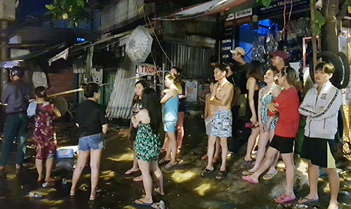 Cảnh sát giải cứu 20 người ở khu trọ Sài Gòn cháy ngùn ngụt