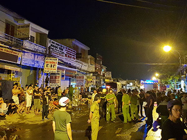 Cảnh sát giải cứu 20 người ở khu trọ Sài Gòn cháy ngùn ngụt