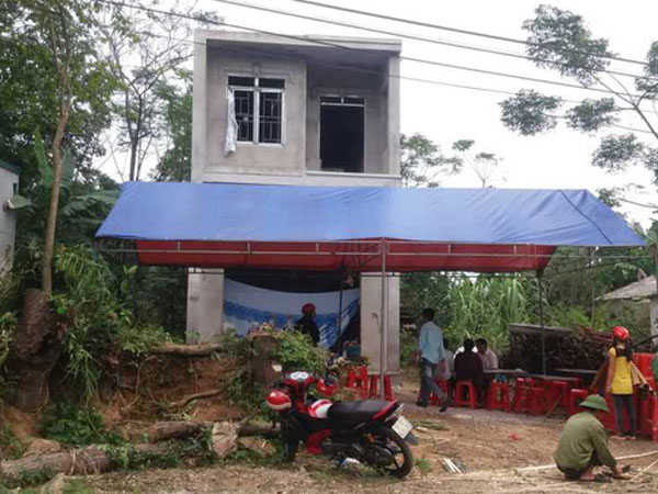 Ghen tuông, chồng chém chết vợ rồi buộc mình nhảy xuống cống tự tử