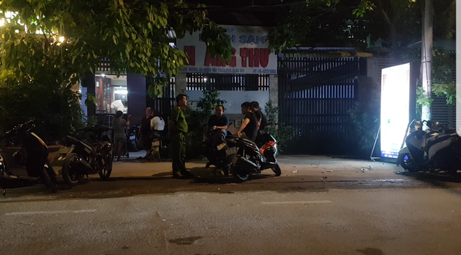 Giây phút nhóm thanh niên cầm súng khống chế cả gia đình cướp hơn 2 tỷ ở Sài Gòn