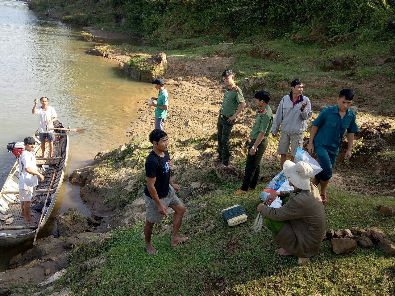 Rủ nhau ra bờ sông chơi, 2 em nhỏ mất tích nghi bị đuối nước