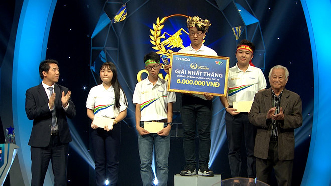 Nam sinh ngồi xụp xuống bật khóc khi thi quý ‘Đường lên đỉnh Olympia