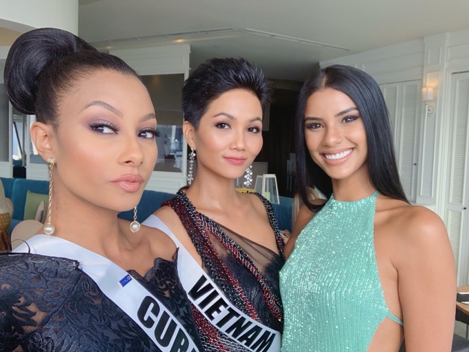 HHen Niê mặc hở bạo chụp ảnh khiến các đối thủ Miss Universe tròn mắt