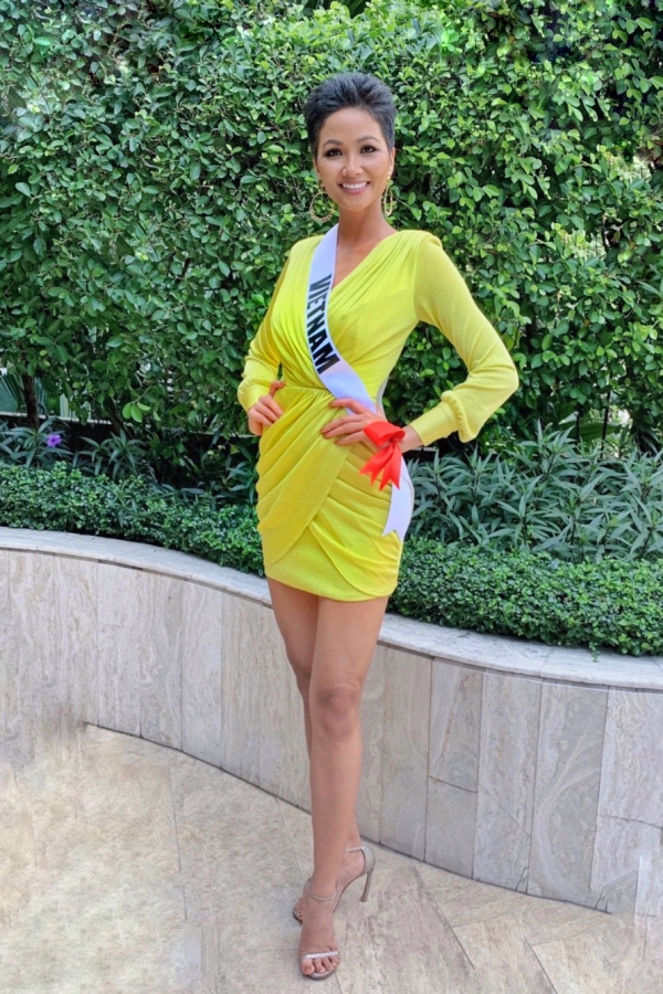 HHen Niê mặc hở bạo chụp ảnh khiến các đối thủ Miss Universe tròn mắt