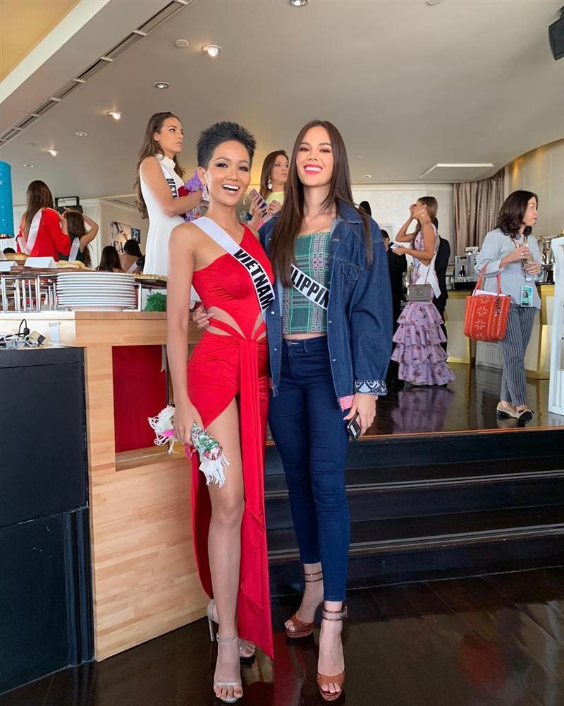 Từ Miss Universe, HHen Niê chụp ảnh cùng đại diện Philippines và cổ vũ tuyển Việt Nam trong trận bán kết AFF Cup 2018