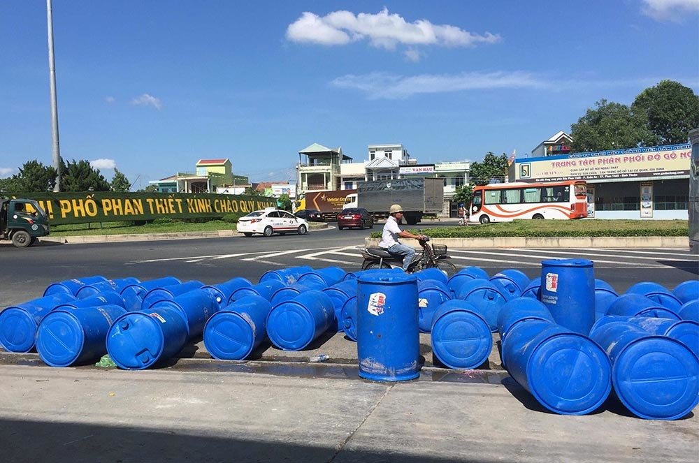 Lật xe chở hóa chất, cửa ngõ Phan Thiết bốc khói nghi ngút