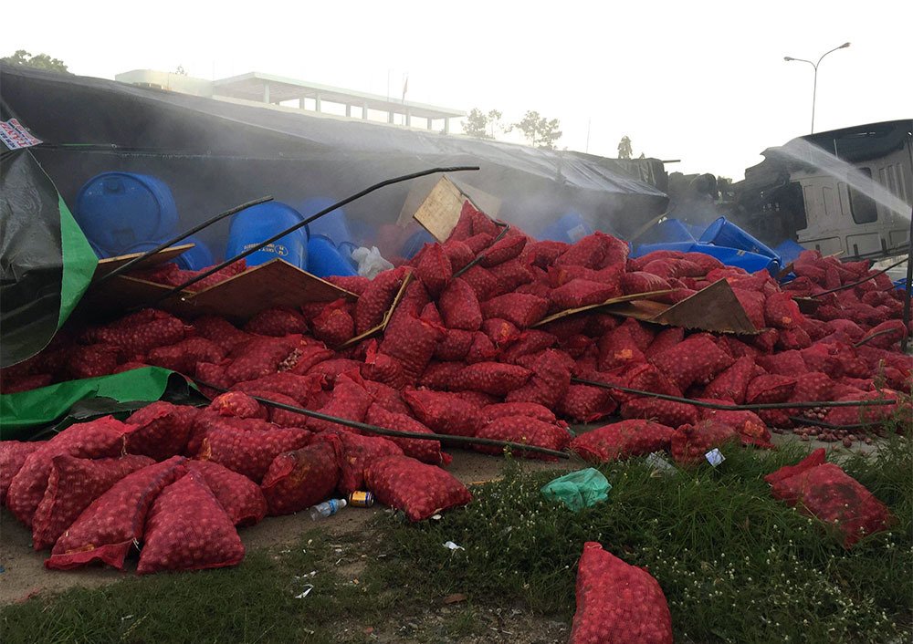 Lật xe chở hóa chất, cửa ngõ Phan Thiết bốc khói nghi ngút