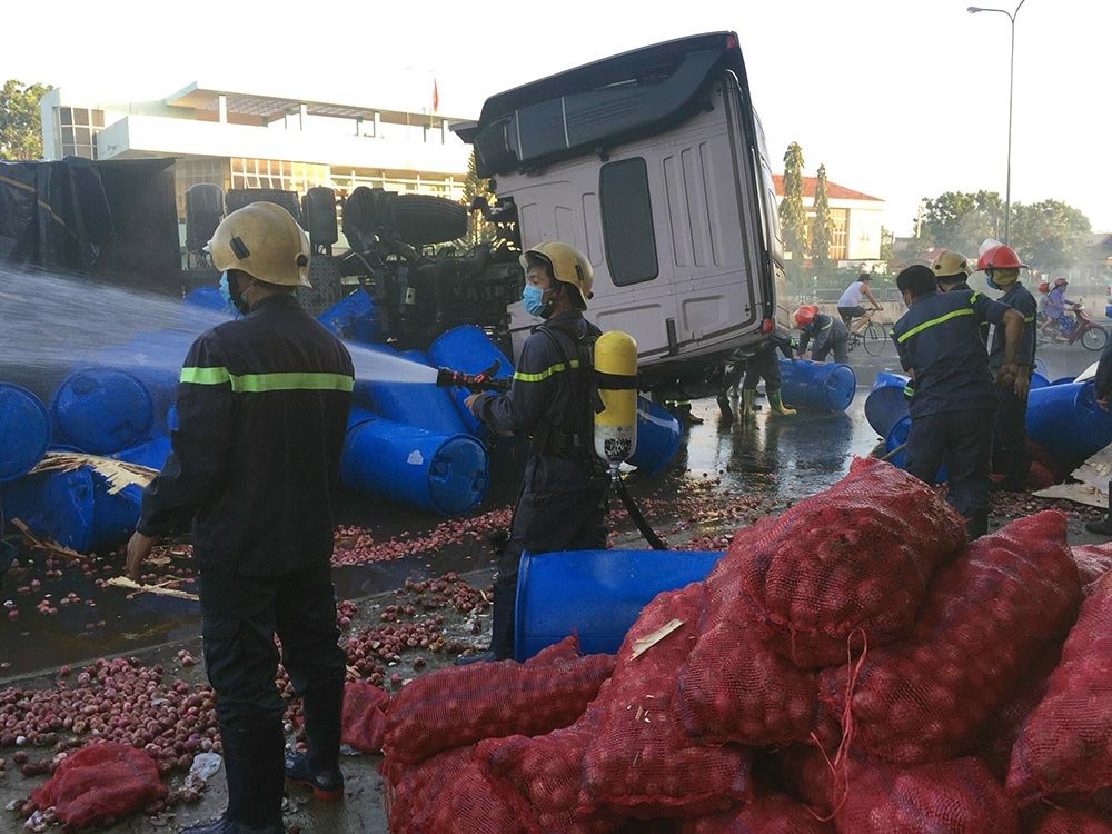 Lật xe chở hóa chất, cửa ngõ Phan Thiết bốc khói nghi ngút