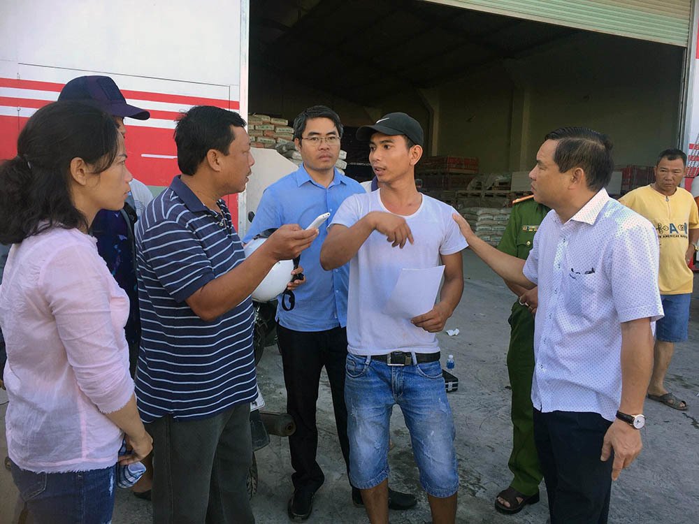 Lật xe chở hóa chất, cửa ngõ Phan Thiết bốc khói nghi ngút