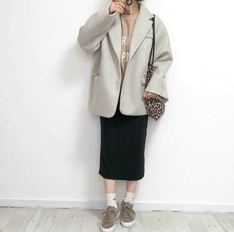 Học cách mix đồ với chiếc áo nỉ quốc dân mà nàng nào cũng sở hữu vài ba cái trong tủ đồ mùa lạnh