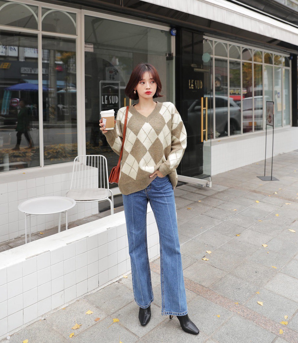 Dễ mặc và chắc chắn sẽ đẹp chính là bộ đôi áo len + quần jeans với 4 cách mix & match xinh miễn bàn này Dễ mặc và chắc chắn sẽ đẹp chính là bộ đôi áo len + quần jeans với 4 cách mix & match xinh miễn bàn này