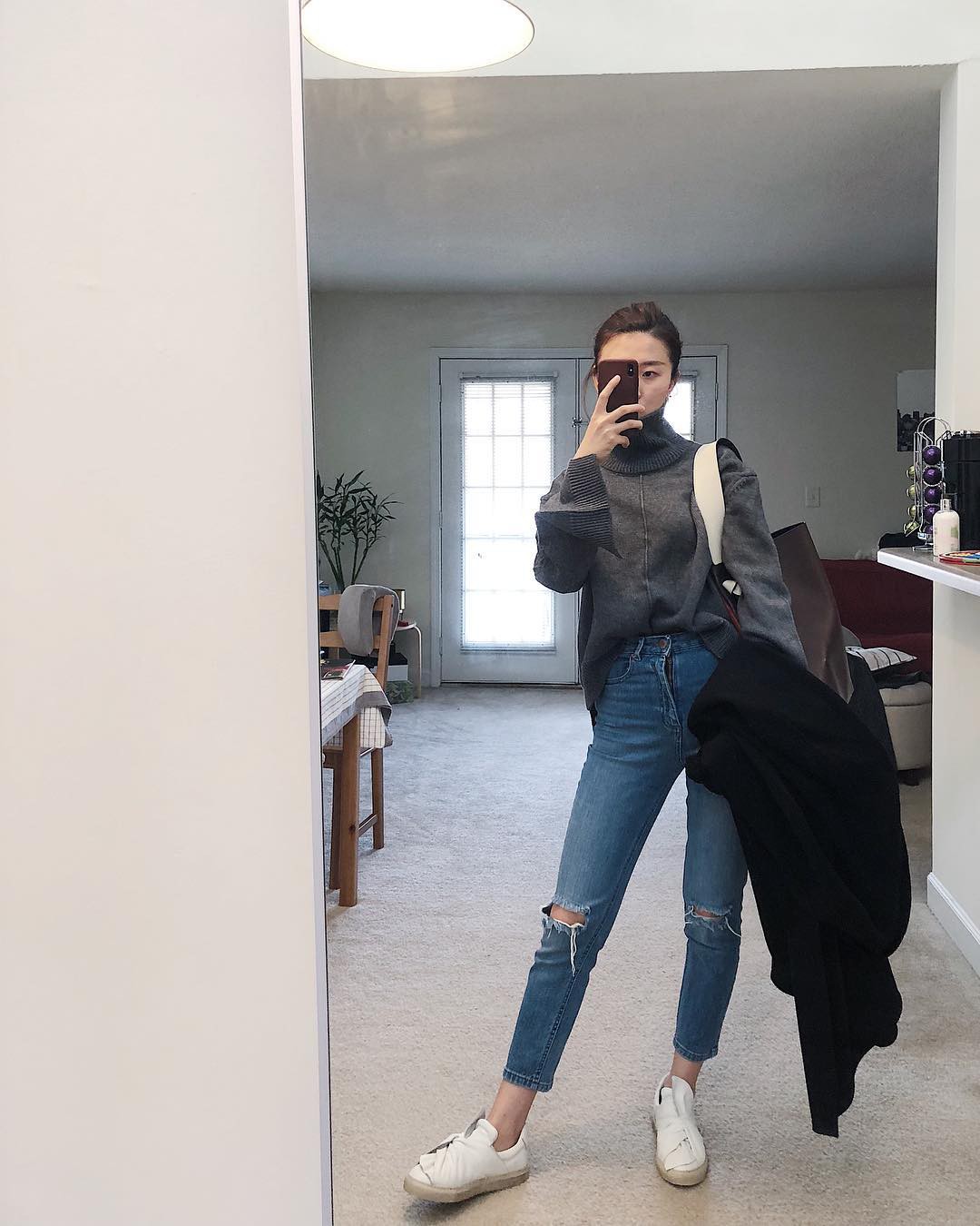 Dễ mặc và chắc chắn sẽ đẹp chính là bộ đôi áo len + quần jeans với 4 cách mix & match xinh miễn bàn này Dễ mặc và chắc chắn sẽ đẹp chính là bộ đôi áo len + quần jeans với 4 cách mix & match xinh miễn bàn này