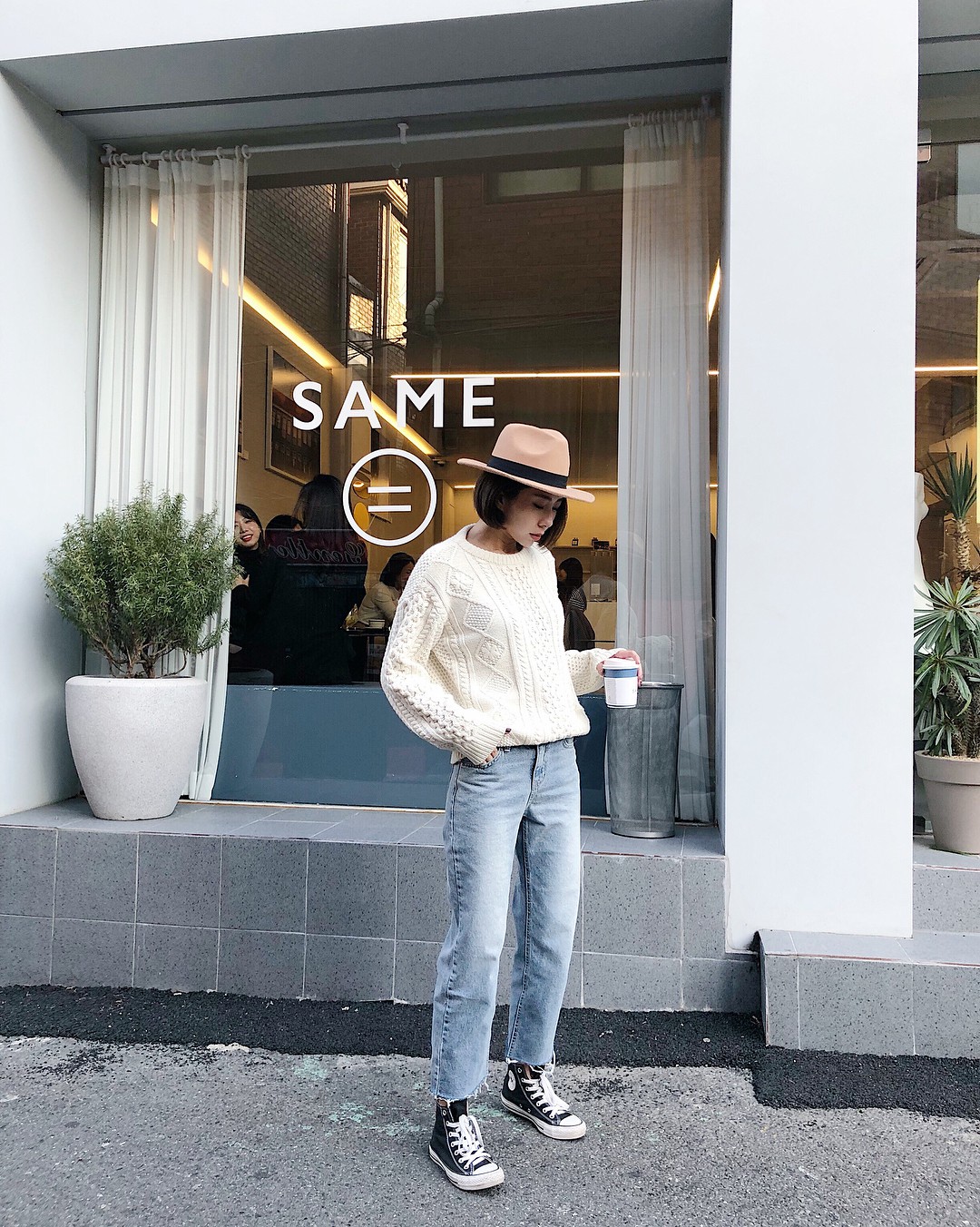 Dễ mặc và chắc chắn sẽ đẹp chính là bộ đôi áo len + quần jeans với 4 cách mix & match xinh miễn bàn này Dễ mặc và chắc chắn sẽ đẹp chính là bộ đôi áo len + quần jeans với 4 cách mix & match xinh miễn bàn này