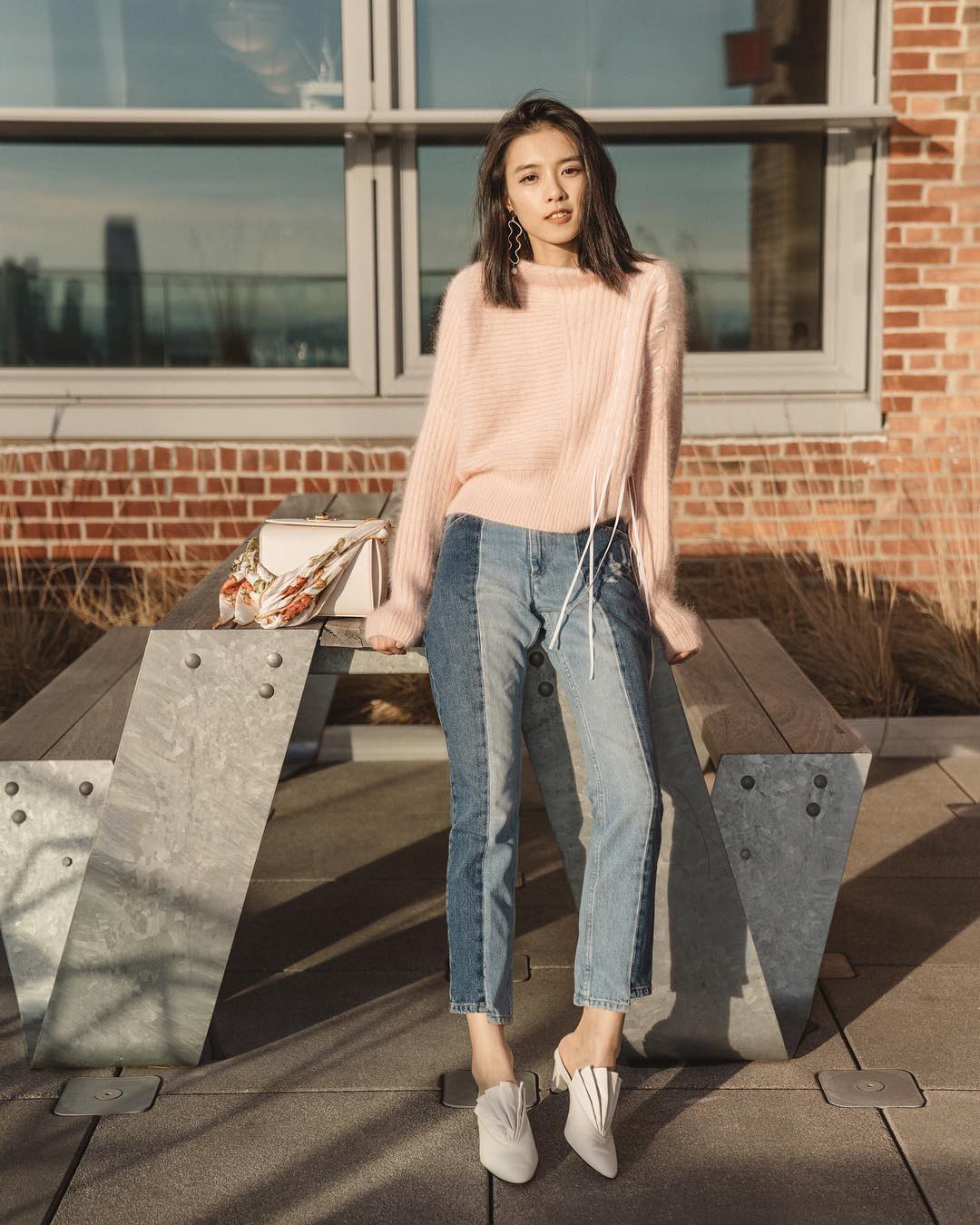 Dễ mặc và chắc chắn sẽ đẹp chính là bộ đôi áo len + quần jeans với 4 cách mix & match xinh miễn bàn này Dễ mặc và chắc chắn sẽ đẹp chính là bộ đôi áo len + quần jeans với 4 cách mix & match xinh miễn bàn này