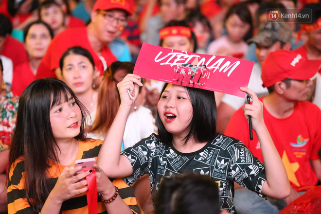 Video - Ảnh: CĐV cả nước vỡ òa cảm xúc với chiến thắng 2-1 của đội tuyển Việt Nam ngay trên sân khách